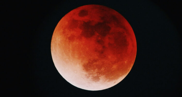 Foto de un eclipse lunar para ilustrar nota sobre el calendario astronómico de agosto