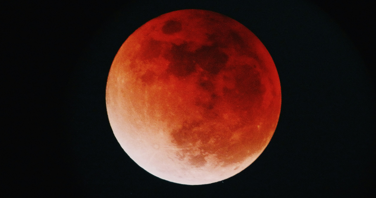 Foto de un eclipse lunar para ilustrar nota sobre el calendario astronómico de agosto