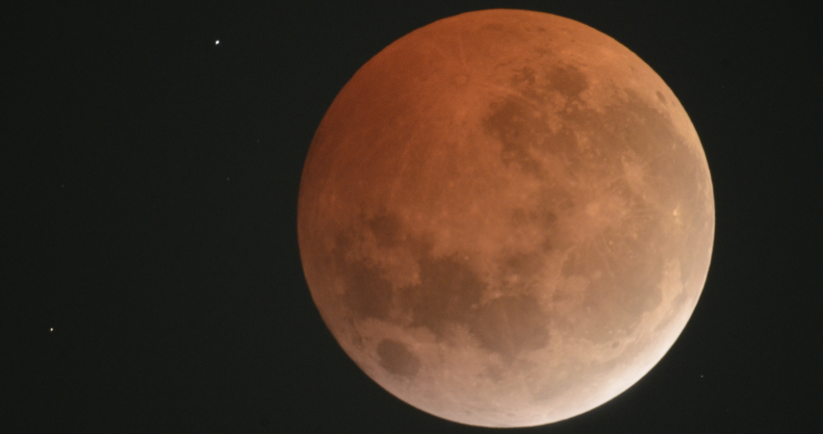Foto de un eclipse lunar, como el que ocurrirá en agosto