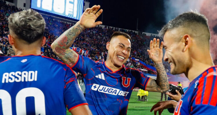 Eduardo Vargas en La U junto a compañeros
