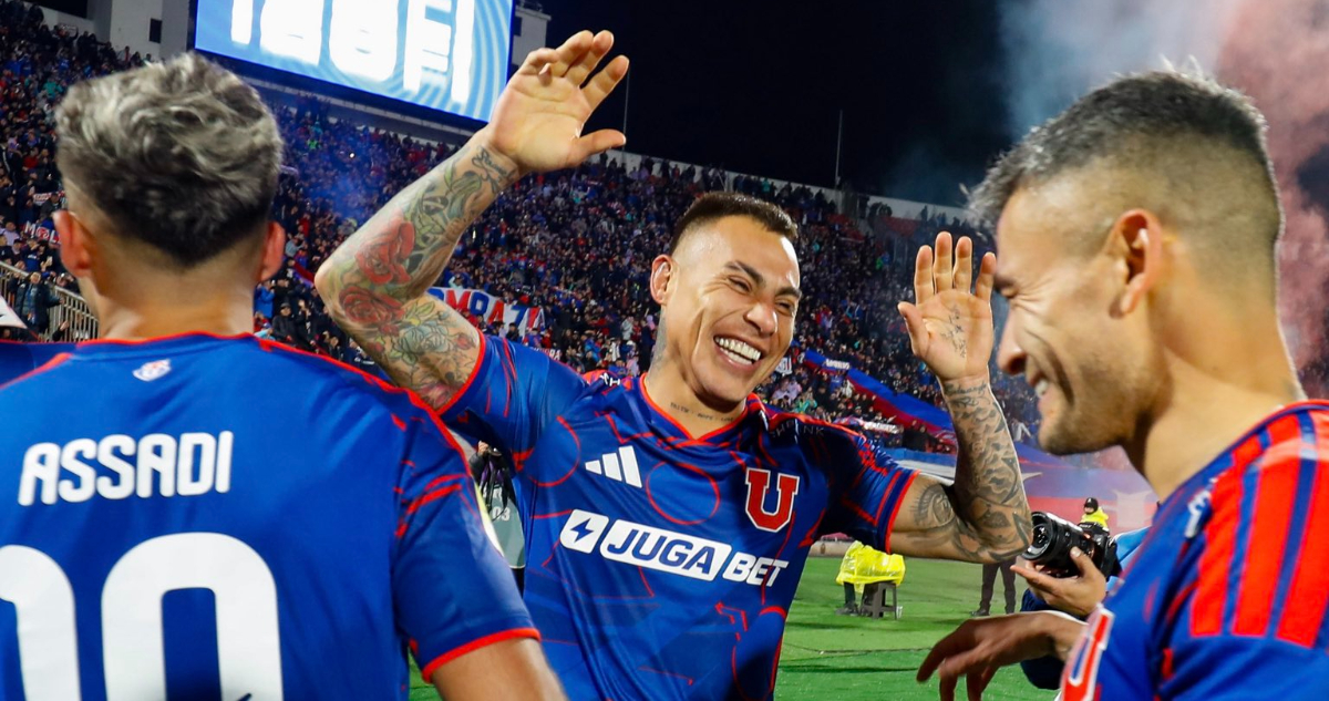 Eduardo Vargas en La U junto a compañeros