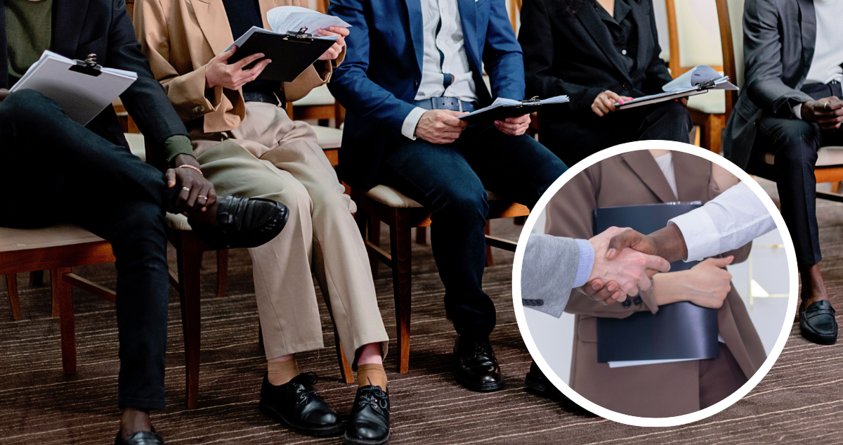 Personas esperando entrevista laboral. Y foto de personas dándose la mano.