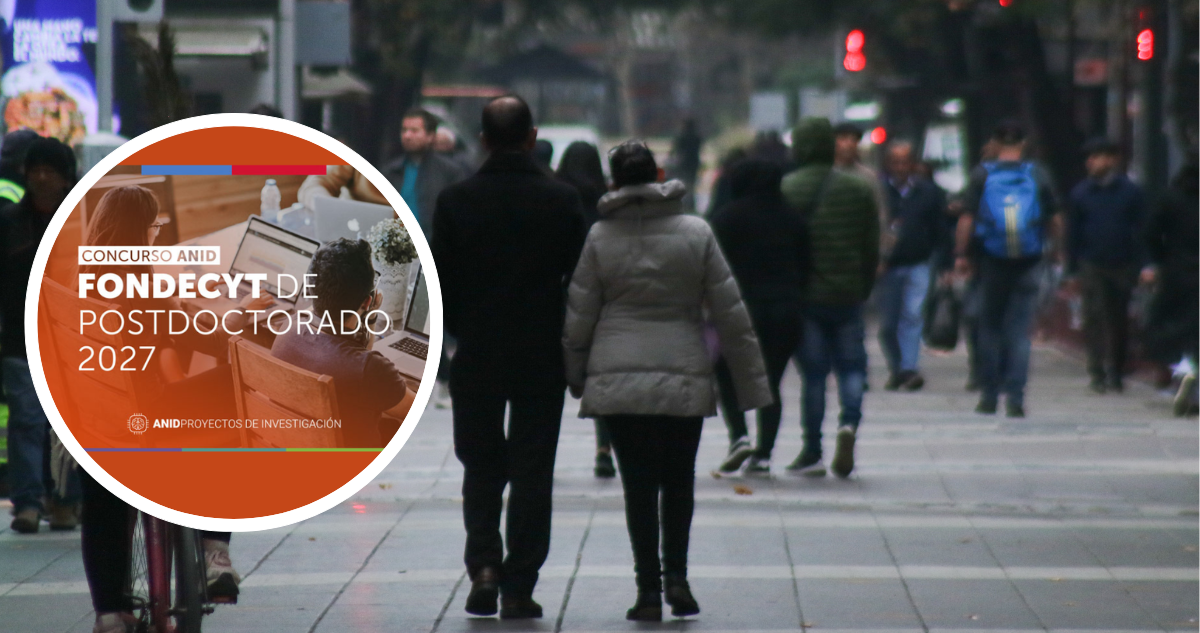 Personas caminando por una calle de Santiago. Fondecyt Postdoctorado