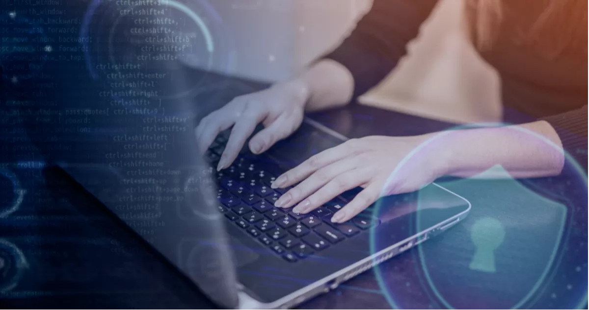 Persona escribiendo en un computador y gráficas relacionadas con protección de datos.