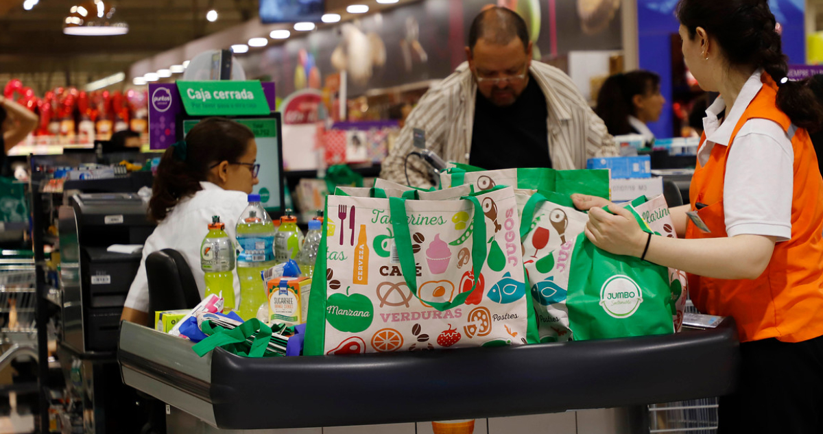 El primer trabajo de muchos: vuelven los empaquetadores en supermercados y ahora tienen contrato