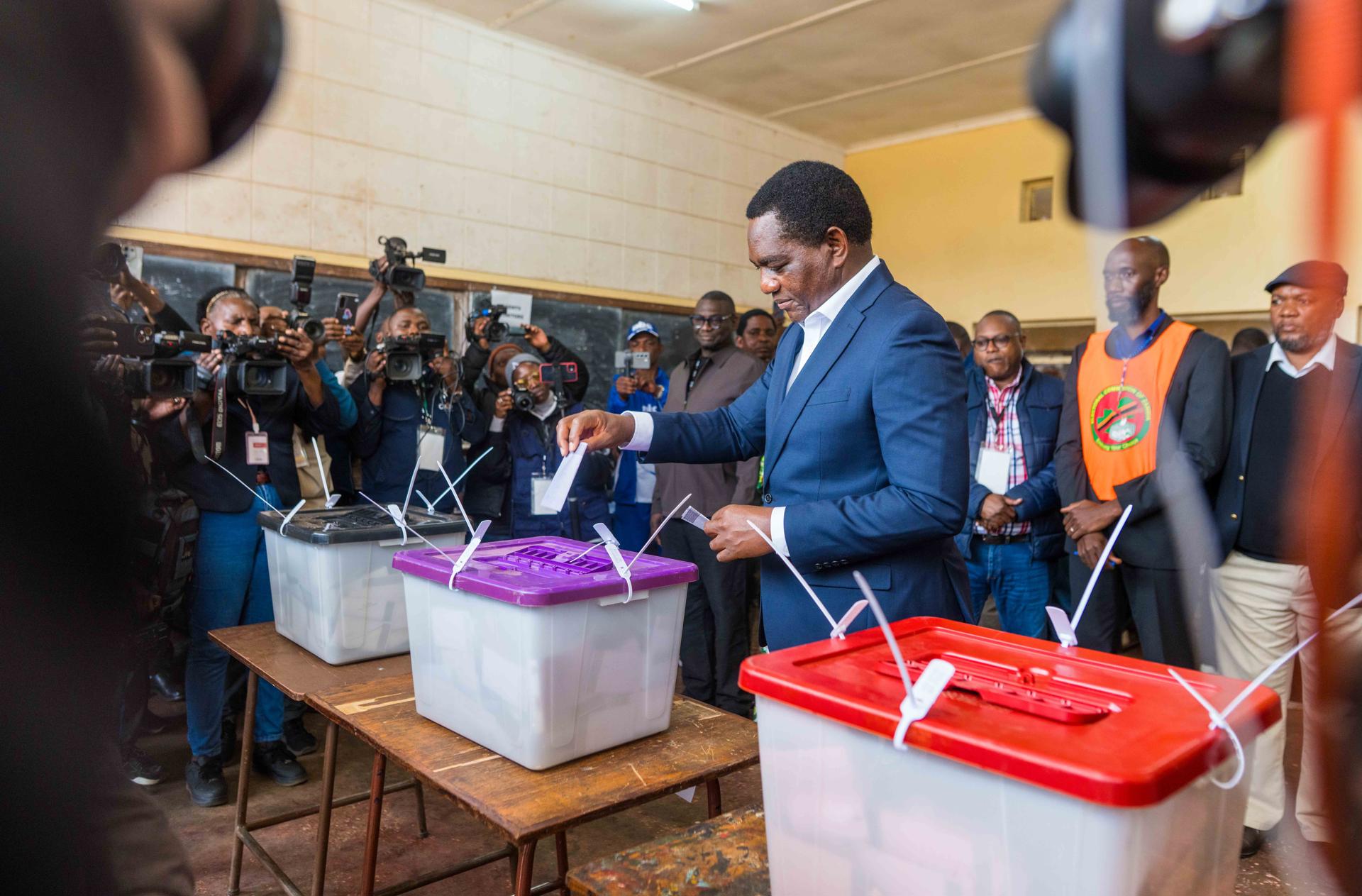 El actual presidente de Zambia, Hakainde Hichilema, emite su voto durante las elecciones generales en Lusaka