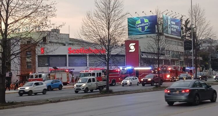 Emanación de humo en estación Plaza Egaña alertó a usuarios del Metro: bomberos llegó al lugar
