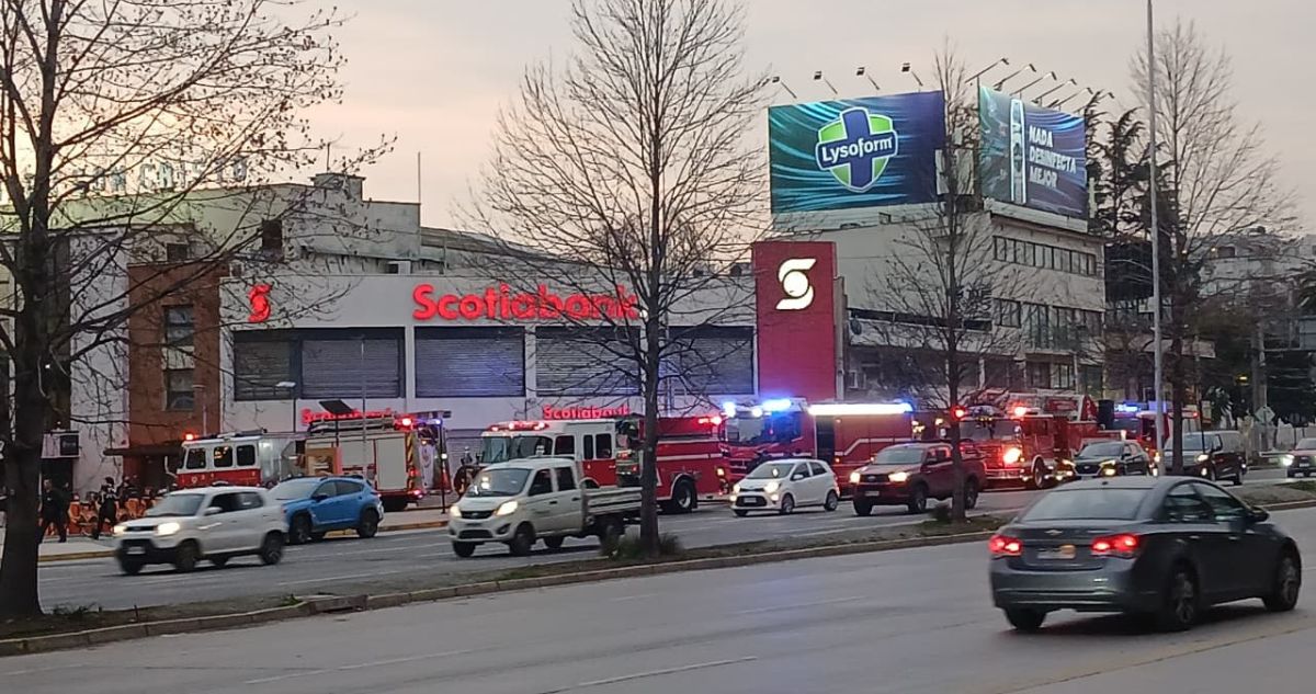Emanación de humo en estación Plaza Egaña alertó a usuarios del Metro: bomberos llegó al lugar