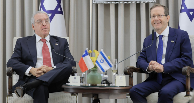 El embajador de Chile en Israel, Gabriel Zaliasnik, y el presidente israelí Isaac Herzog