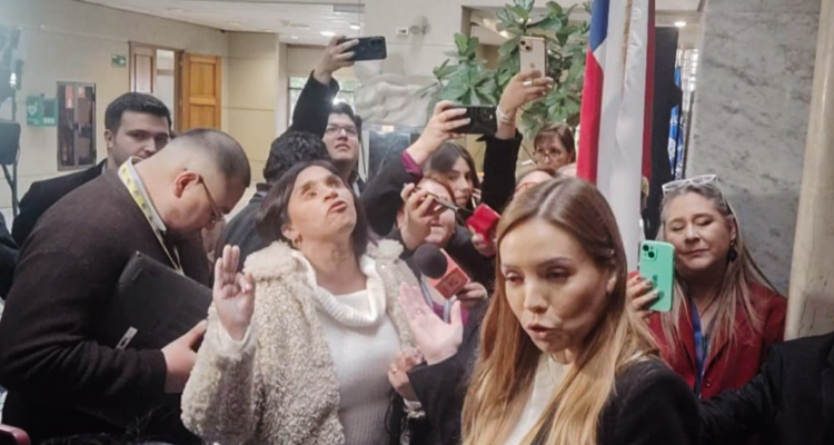 Enfrentamiento entre senadoras Campillai y Flores.