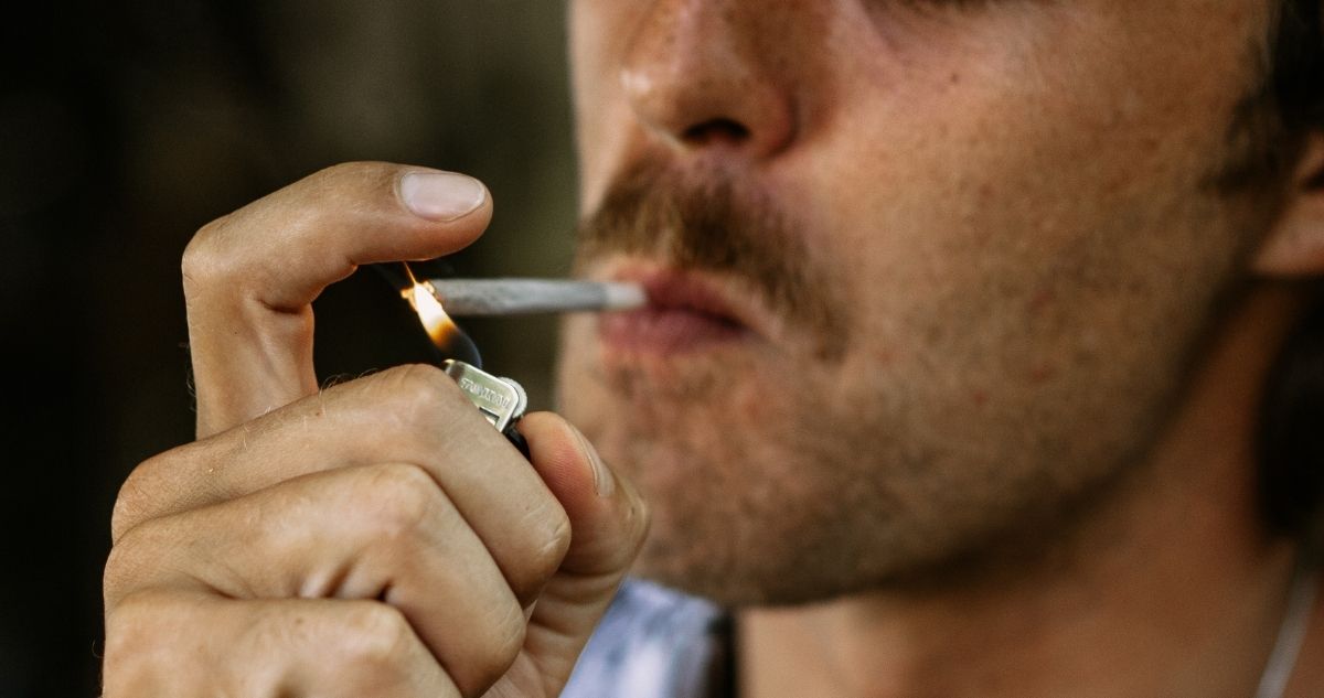 “Se le apagó el cerebro”: El extraño caso de déficit neurológico en joven tras fumar marihuana en EEUU