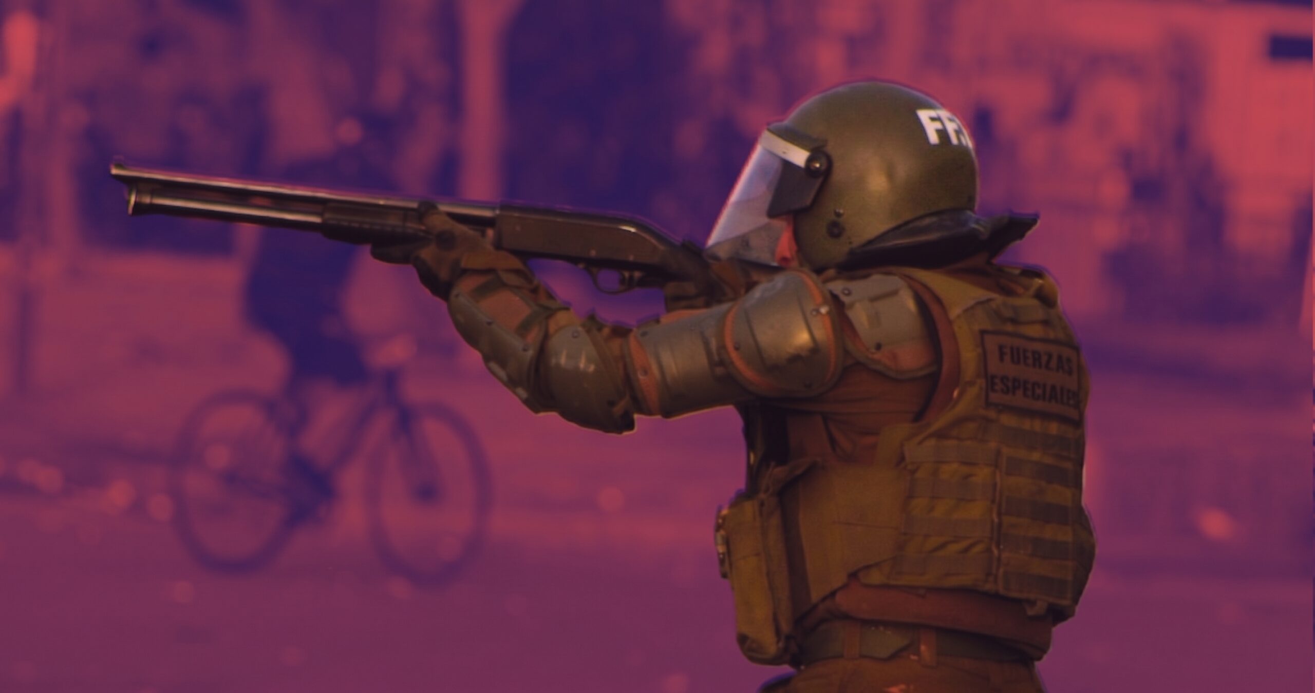 Imagen de carabinero de Fuerzas Especiales apuntando.