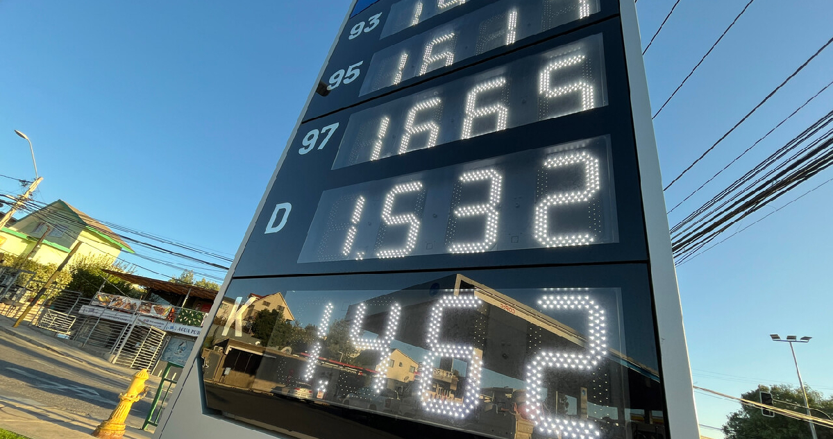 “Estamos expuestos a los precios internacionales”: Hacienda ve posibilidad de nuevas alzas en bencinas