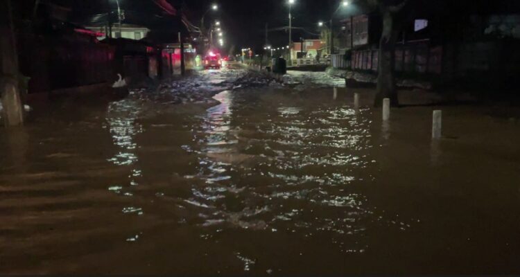 Calles cubiertas de agua crecida de estero Penco