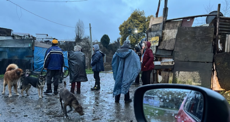 Evacúan a familias por desborde de ríos Damas y Rahue: campamento Chaurakawin quedó inundado