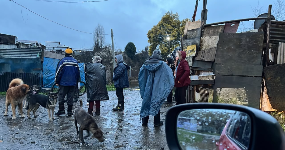 Evacúan a familias por desborde de ríos Damas y Rahue: campamento Chaurakawin quedó inundado