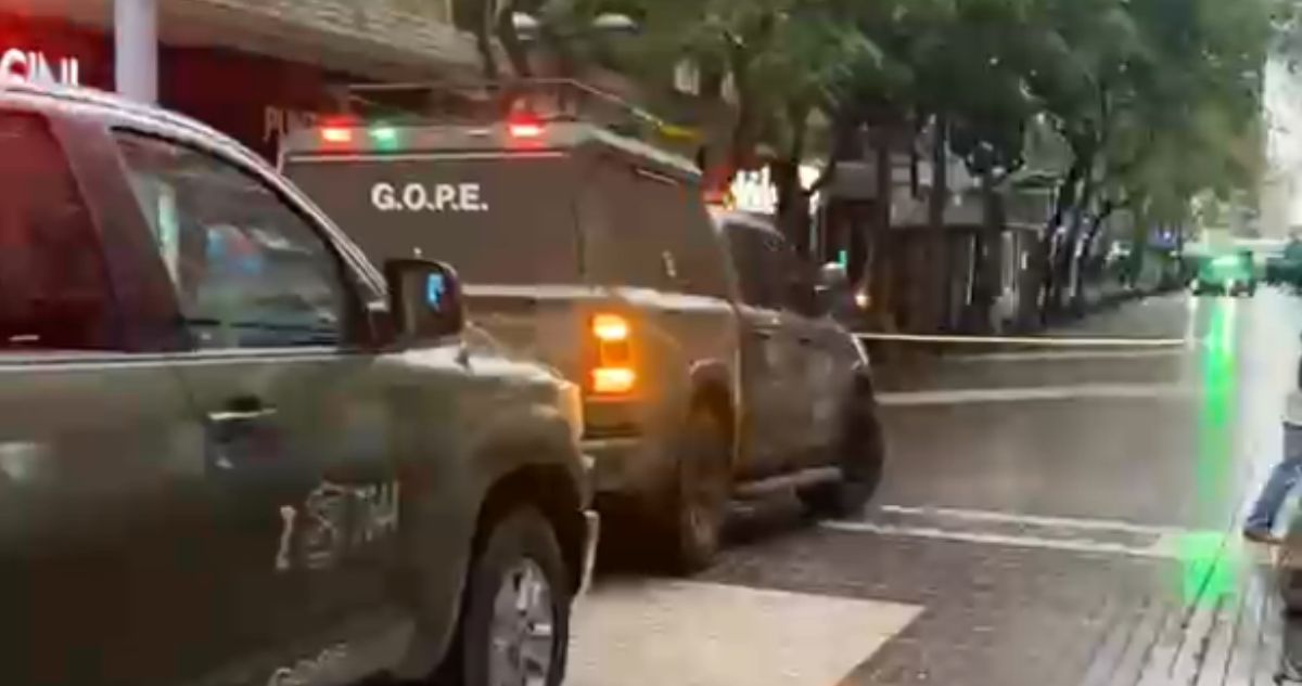 Evacúan sector del centro de Santiago por posible bomba: GOPE revisa el área