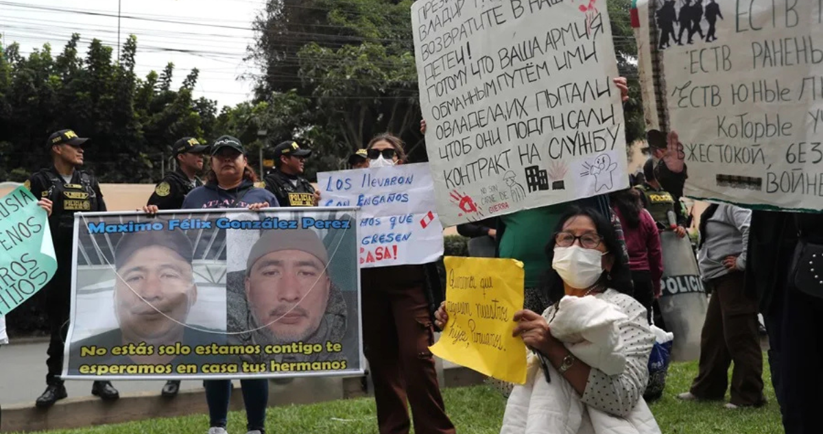 Familiares de peruanos reclutados para la guerra protestando en mayo frente a la embajada de Rusia en Lima (Perú) 