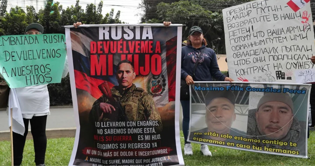 Familiares de peruanos reclutados para la guerra protestando en mayo frente a la embajada de Rusia en Lima (Perú)
