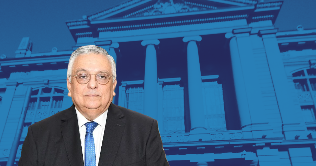 Jorge Pizarro Astudillo con Palacio de Tribunales de fondo.