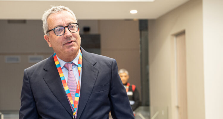 Fontaine recalca que no está en sus planes privatizar Codelco, pero que "eso lo define el Gobierno"