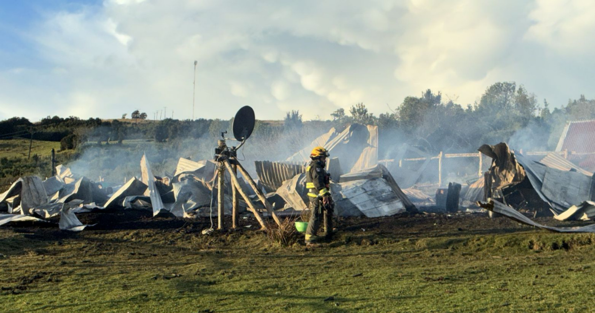 Un fallecido deja incendio que destruyó vivienda en Quellón: cuerpo fue hallado entre escombros