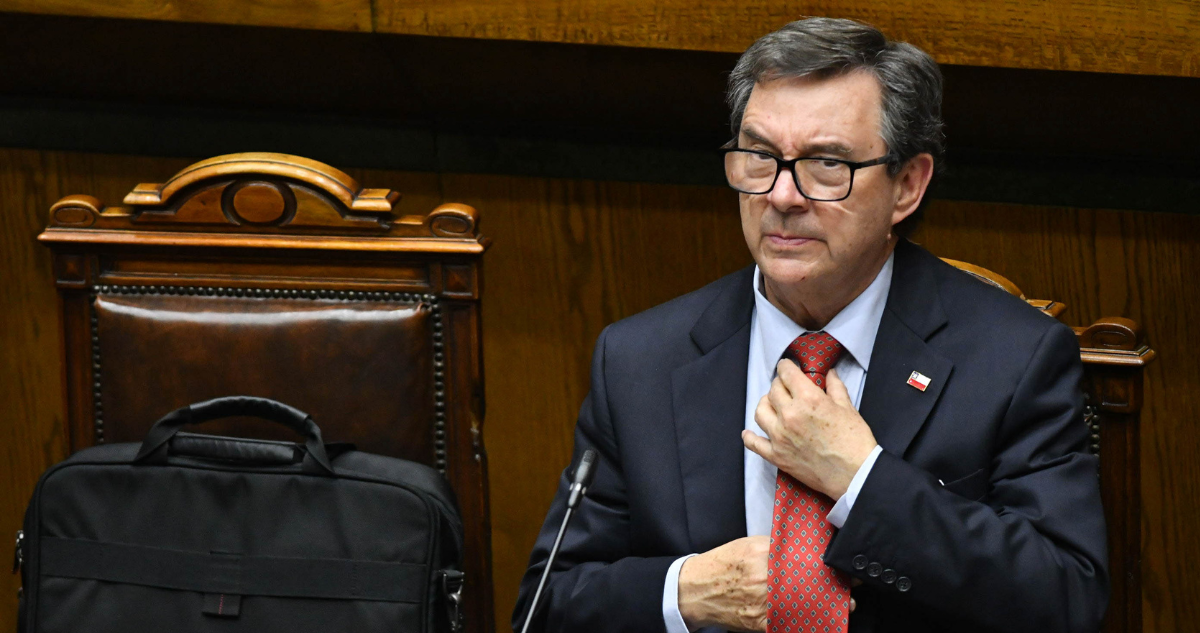 Ministro Barros suma críticas por “salidas de libreto” y genera incomodidad en el oficialismo