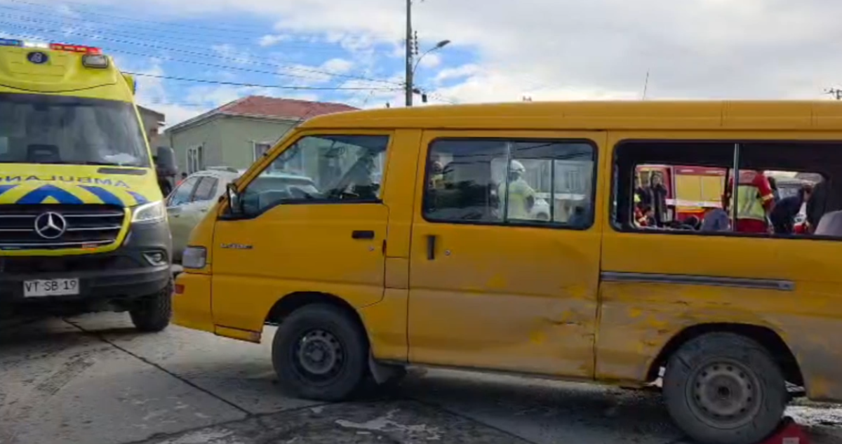 Siete estudiantes resultan lesionados tras volcamiento de furgón escolar en Punta Arenas