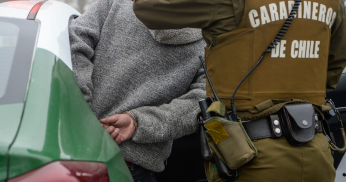 Sujeto amenazó con botella a joven para robarle sus audífonos en micro de Castro: quedó en prisión