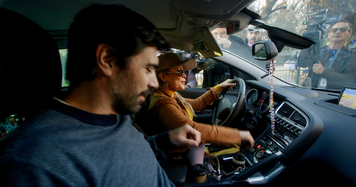 VIDEO | Luego de tres meses, Joaquín Lavín deja Capitan Yáber en compañía de Cathy Barriga