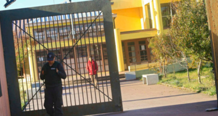 Ataque con armas blancas deja tres jóvenes heridos en centro de internación de Coronel