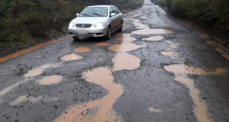 Familias denuncian llevar un mes aisladas por mal estado de caminos y falta de agua en Laguna Verde