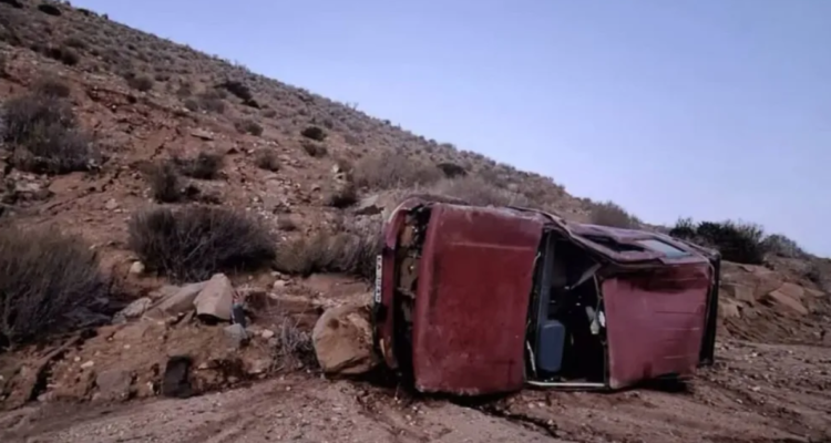 Conductor muere tras desbarrancar con su camioneta en Canela