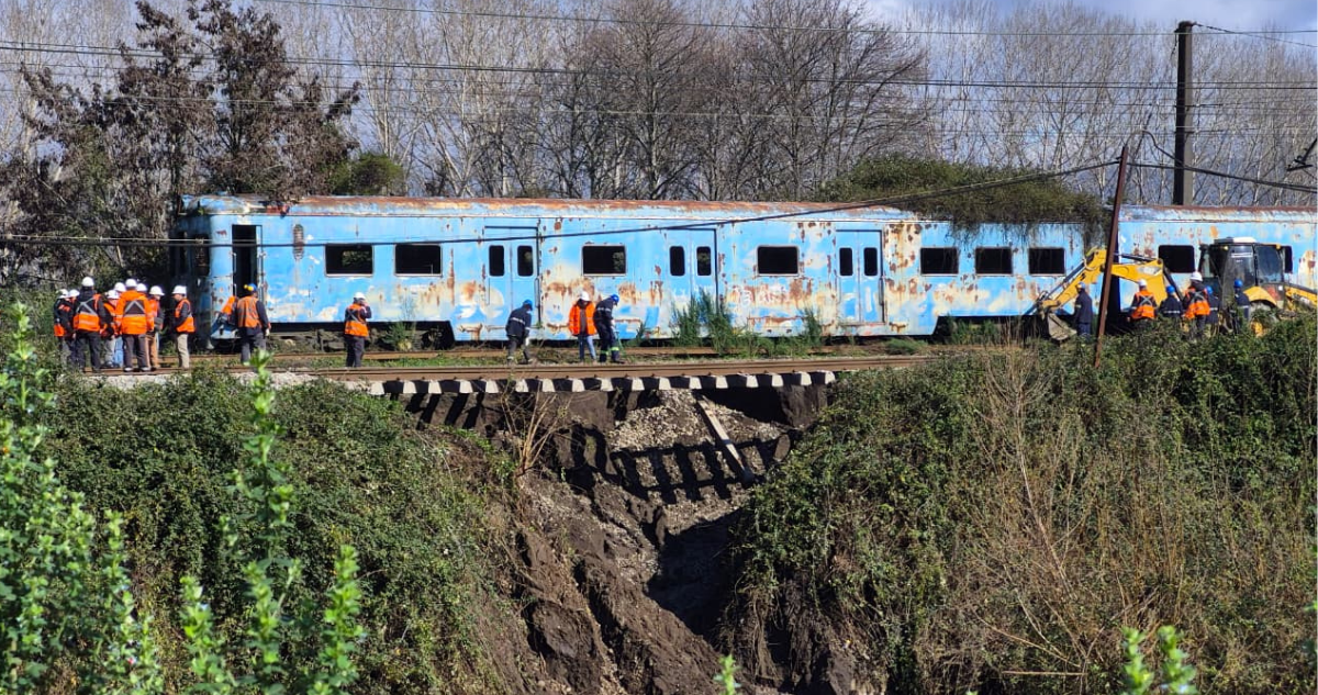 Socavón mantiene interrumpido funcionamiento de Biotren y habilitan buses para tramo de corto Laja