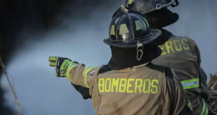Indagan fallecimiento de hombre tras incendio que destruyó vivienda en Queilen