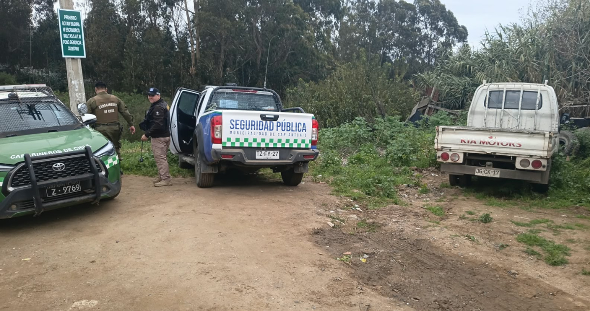 Delincuentes roban cuatro vehículos desde bodega municipal de San Antonio tras amordazar a guardia