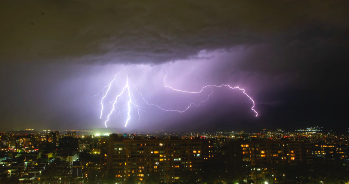 FOTOS: Registran tormenta eléctrica en Santiago con relámpagos que iluminan el cielo capitalino