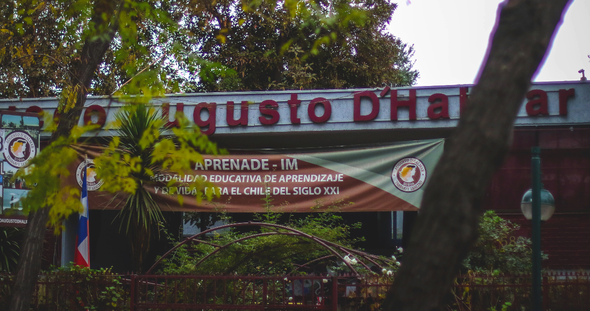 Funcionarios del Liceo Augusto D’Halmar respaldan movilización de alumnos y descartan vulneraciones