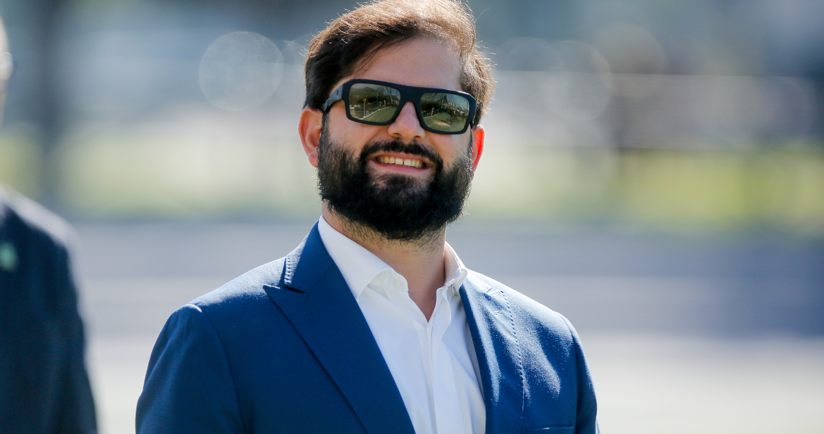 Gabriel Boric vuelve a escena internacional con viaje a foro progresista en Uruguay autorizado por la Cámara