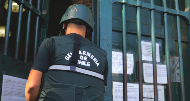 Gendarmería desvincula a 4 funcionarios por conformar red de corrupción en cárcel Santiago 1