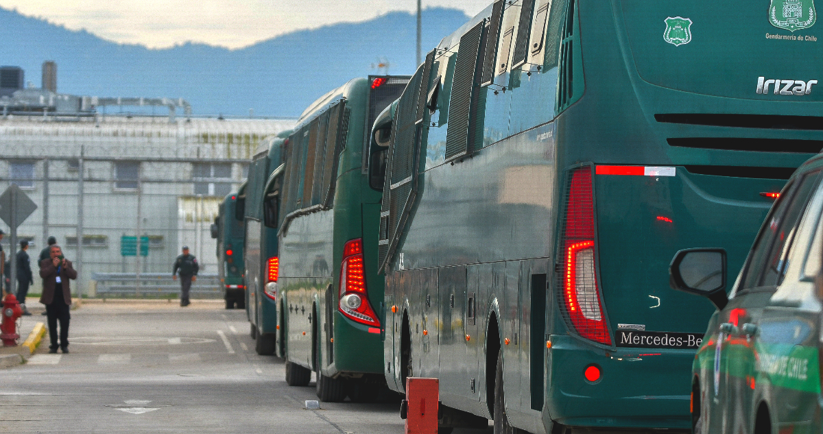 Gendarmería y policías desarrollan masivo traslado de 540 reos por emergencia climática en Tocopilla