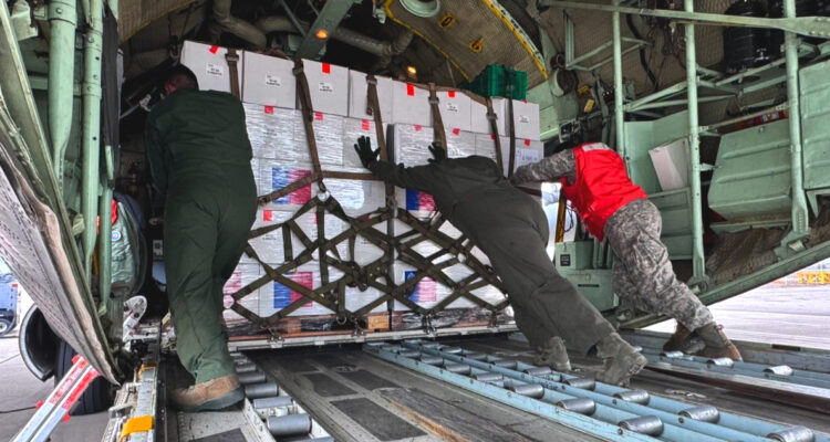 Gobierno anuncia envío de 20 toneladas de ayuda humanitaria a Colombia tras terremoto 7.4
