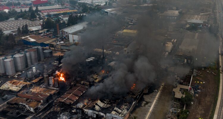 Gobierno solicitará cierre de empresa que se incendia en Quilicura por incumplimientos de normativas