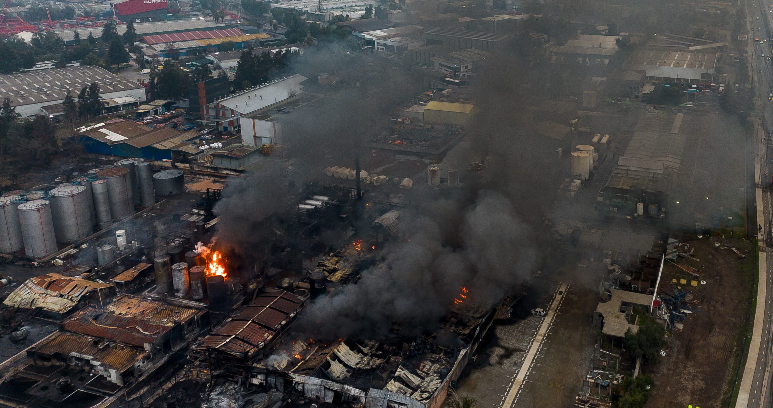 Gobierno solicitará cierre de empresa que se incendia en Quilicura por incumplimientos de normativas