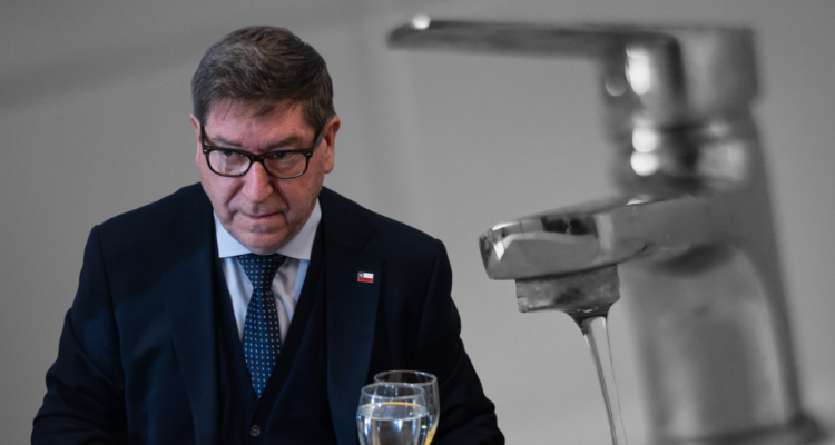 Gobierno evalúa vender la participación del Estado en cuatro sanitarias