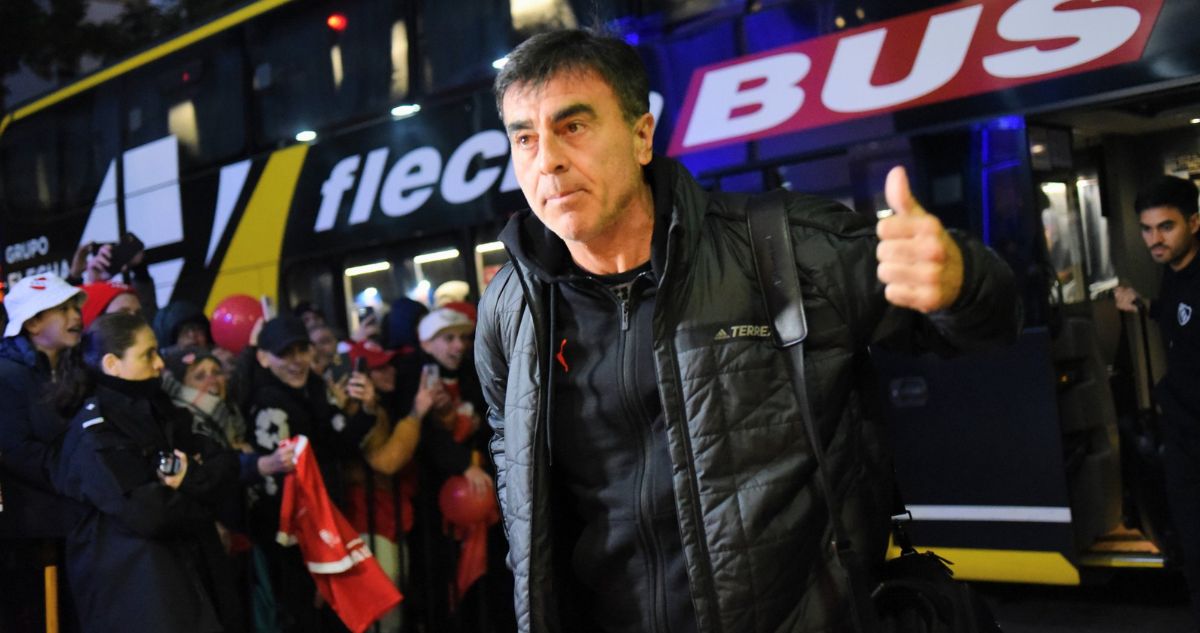 Gustavo Quinteros está sumido en crisis en Independiente.