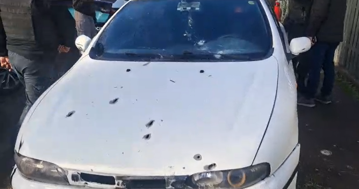 Hallan auto baleado en vía pública de Cerro Navia: buscan a dueño para esclarecer ataque armado