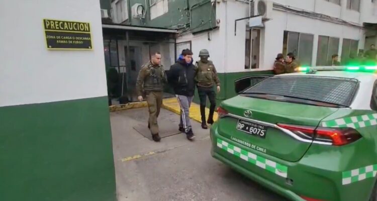 https://media.biobiochile.cl/wp-content/uploads/2026/08/hombre-detenido-estacion-central-750x400.jpeg