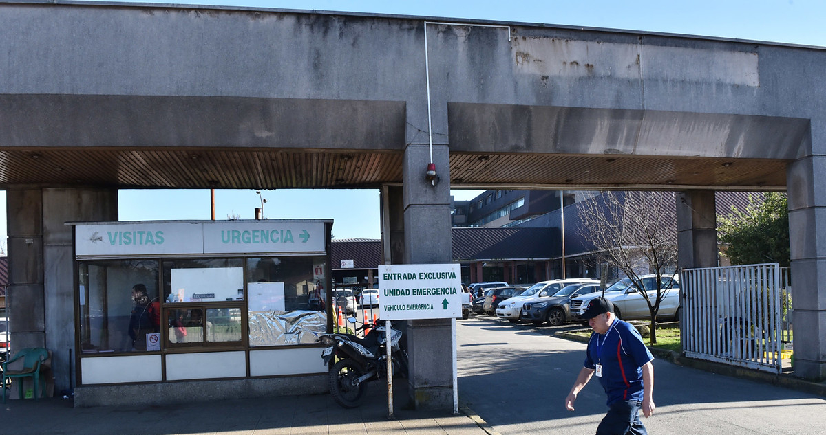 https://media.biobiochile.cl/wp-content/uploads/2026/08/hospital-valdivia.jpg