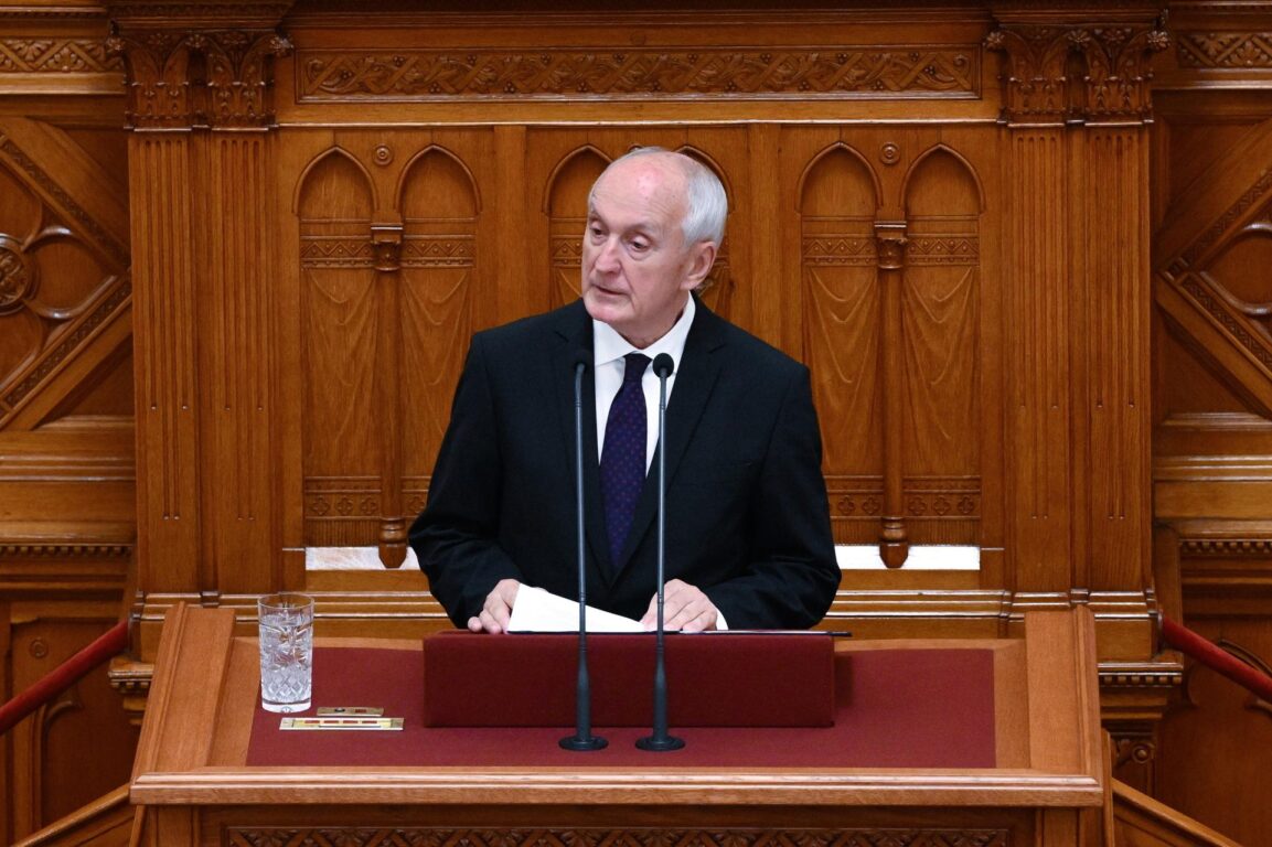 El presidente electo de Hungría, Andras Baka, durante una sesión plenaria extraordinaria del Parlamento en Budapest